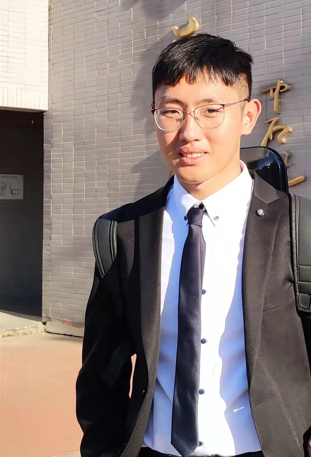 高中毕业，背水一战，考过B1，拿到签证，成为浩浩荡荡的留法大队的一员